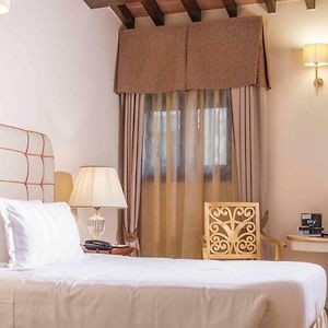 Basic Kamer met een King Size Bed